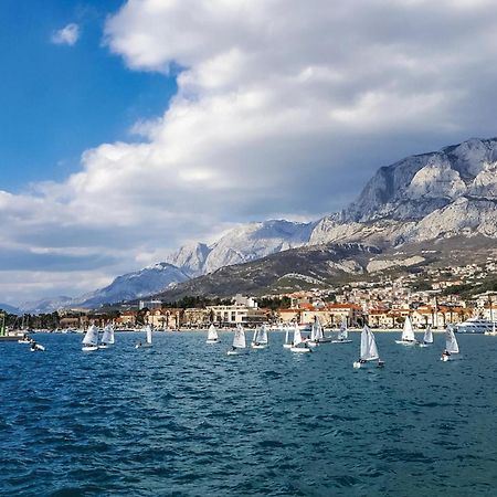 Lovely Apartment In Makarska With Kitchen Exterior foto