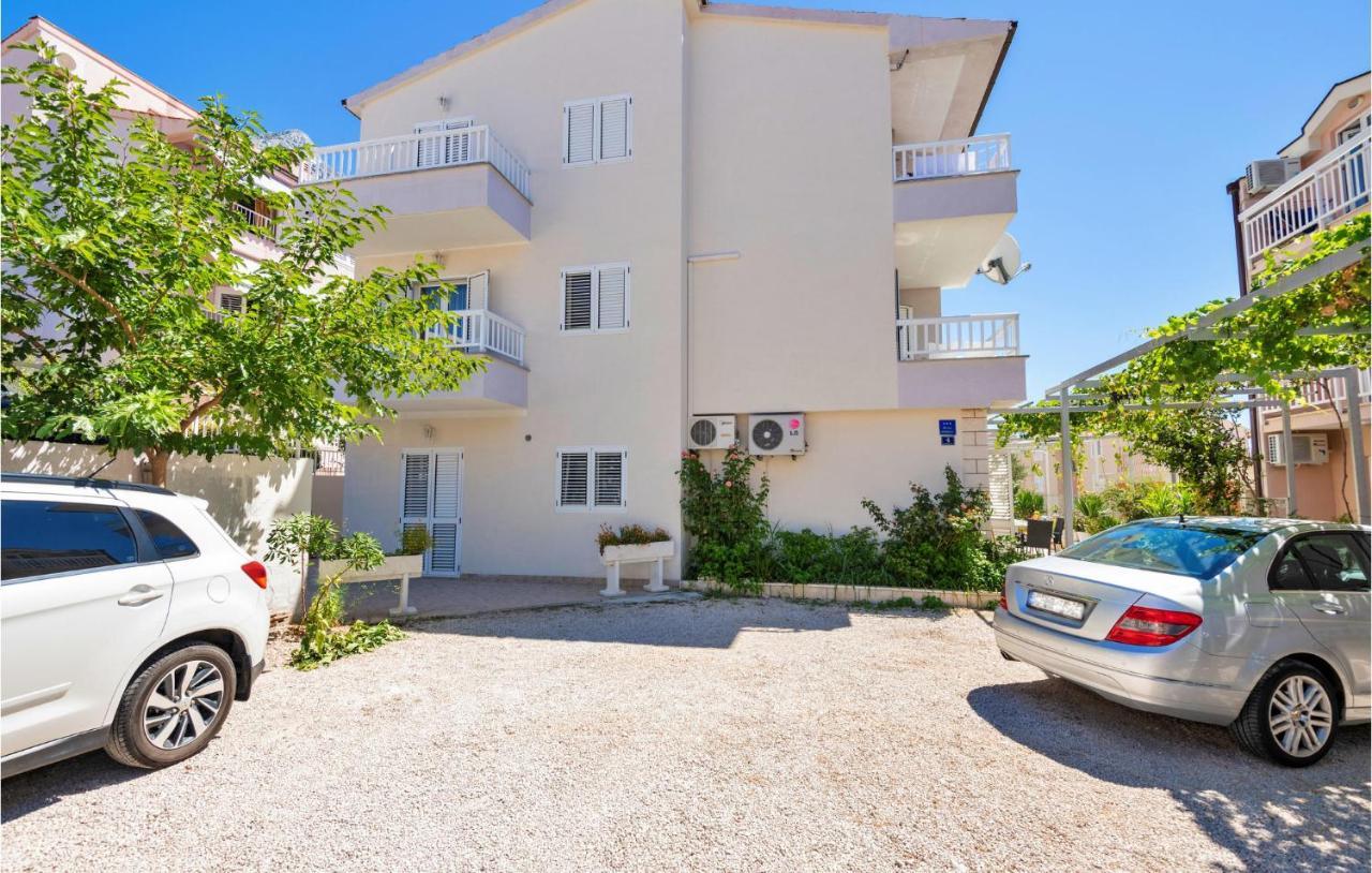 Lovely Apartment In Makarska With Kitchen Exterior foto
