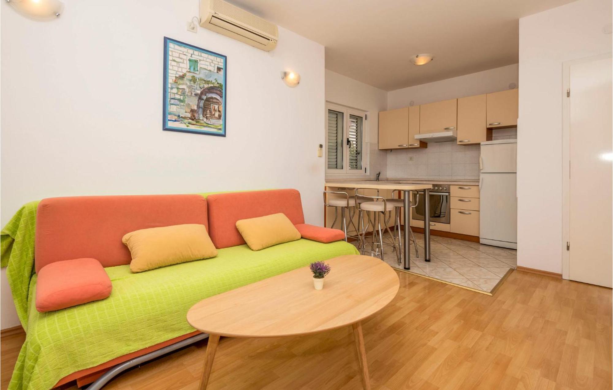 Lovely Apartment In Makarska With Kitchen Exterior foto
