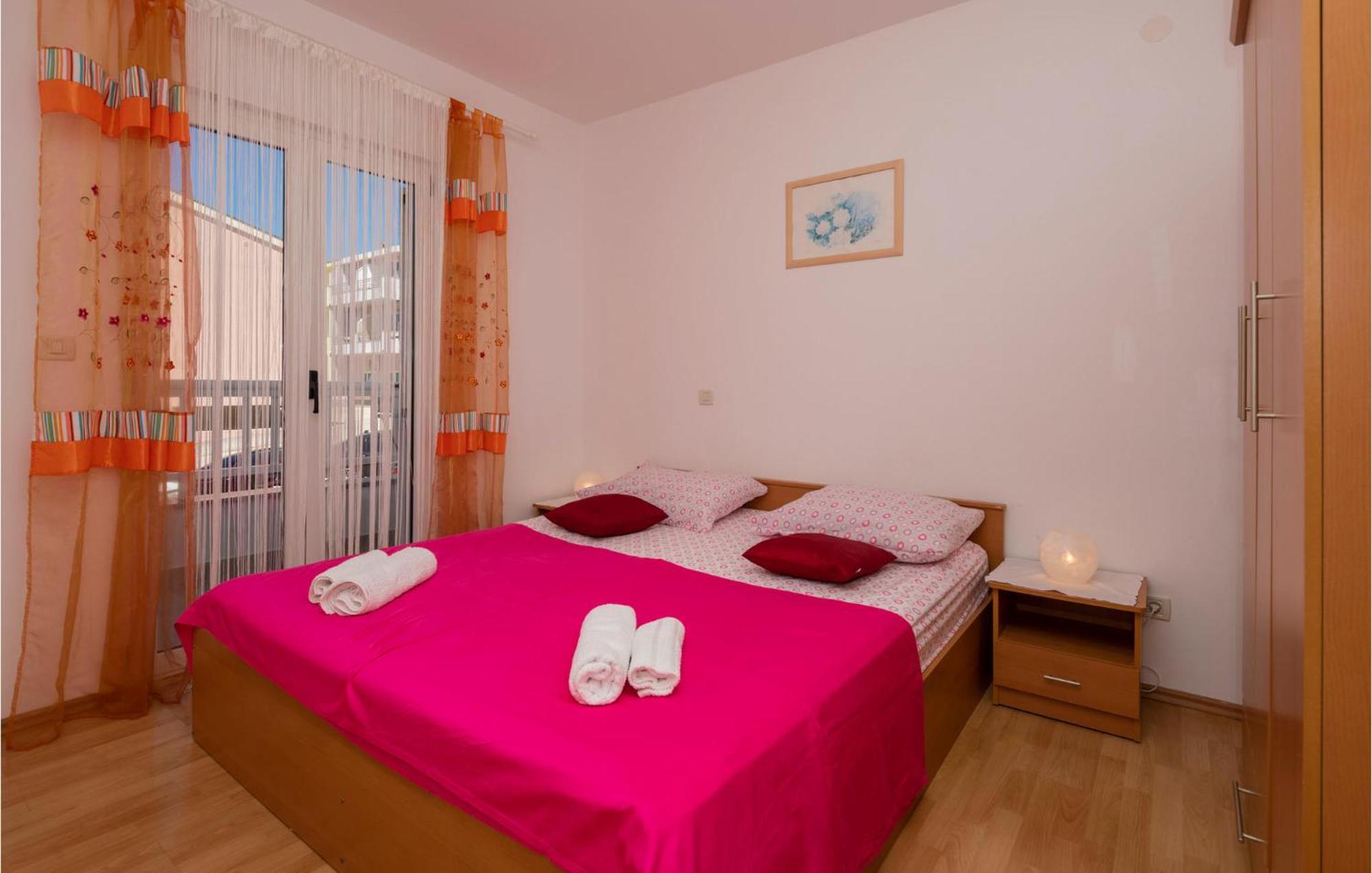 Lovely Apartment In Makarska With Kitchen Exterior foto