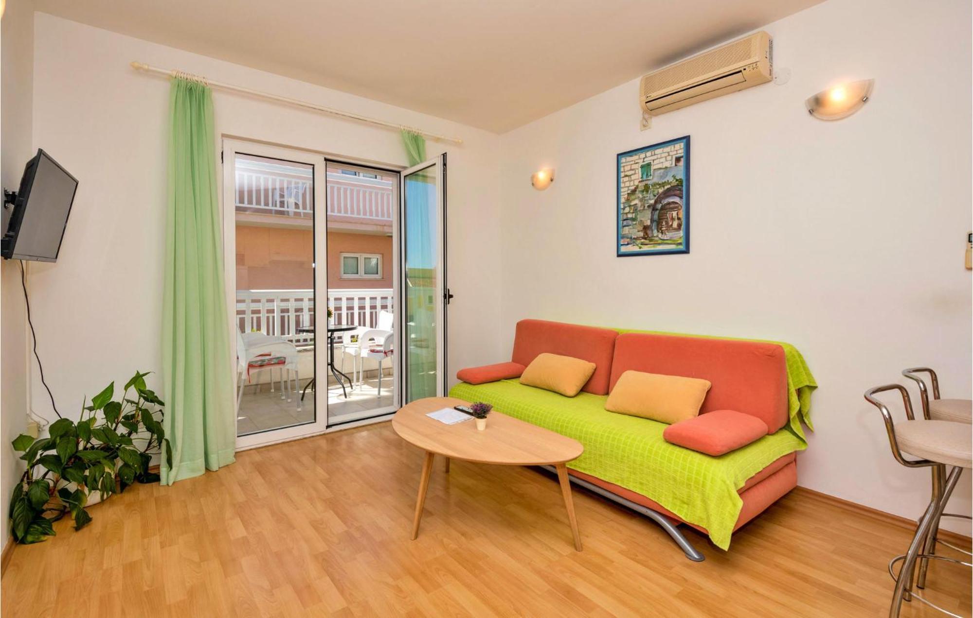 Lovely Apartment In Makarska With Kitchen Exterior foto