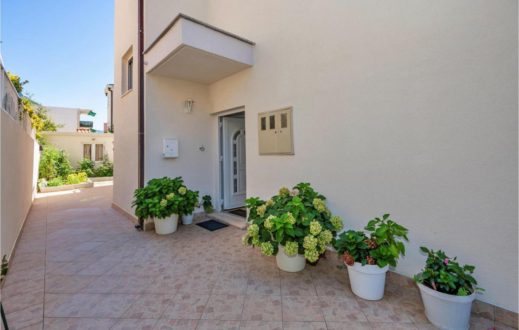 Lovely Apartment In Makarska With Kitchen Exterior foto