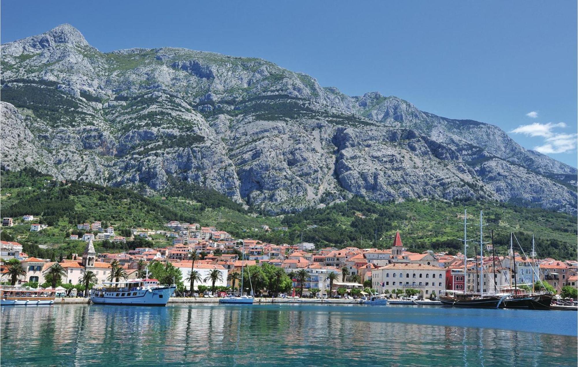 Lovely Apartment In Makarska With Kitchen Exterior foto