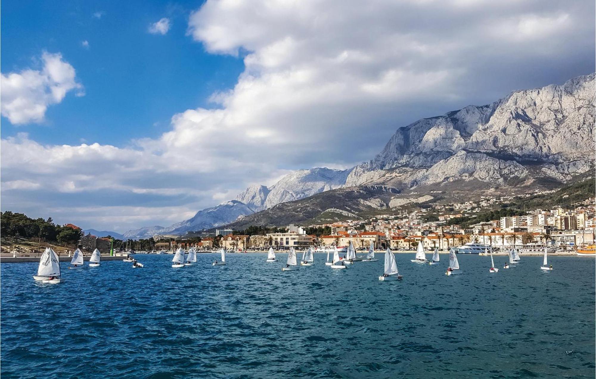 Lovely Apartment In Makarska With Kitchen Exterior foto